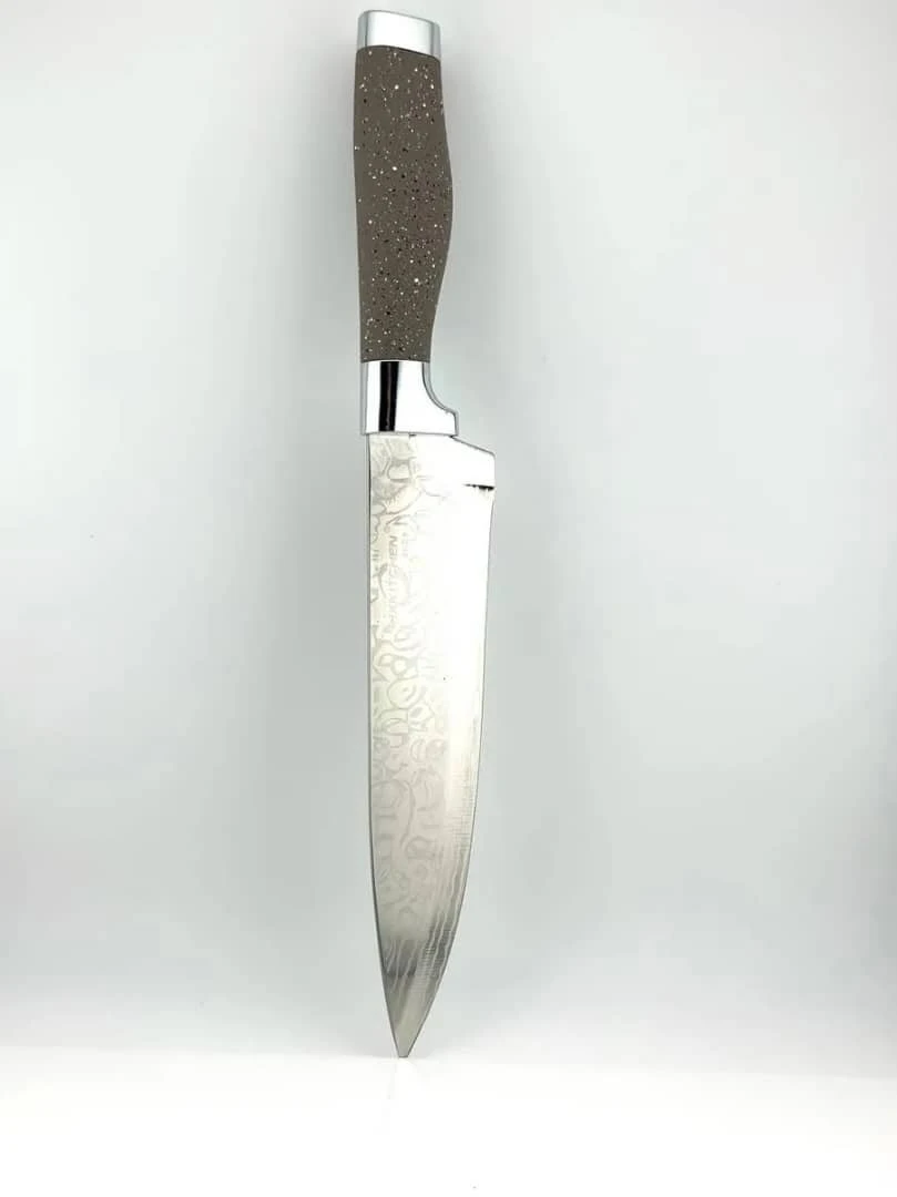 Подарочный набор кухонных ножей и аксессуаров на подставке светло-коричневый